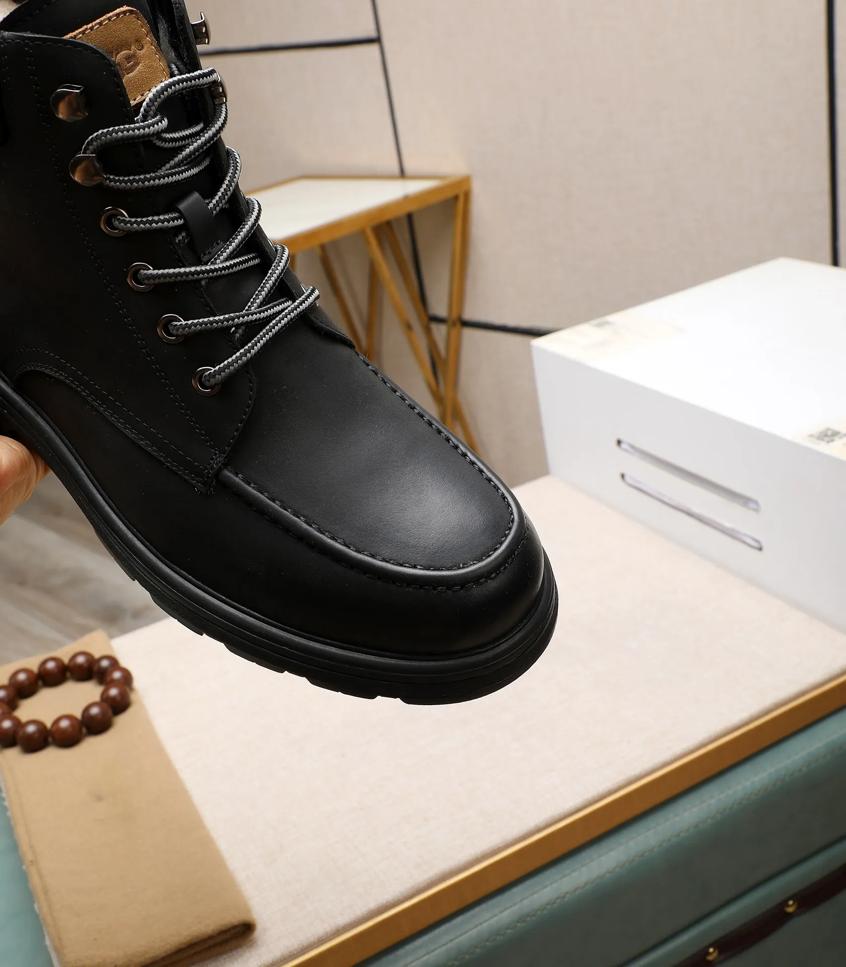 Men's men's shoes💰640 UGG (100% genuine wool lining, 10% off for fake ones) Please pay attention to the quality of the original order and compare the thickness of the wool🏮🏮Hot-selling UGG from Australia's warm luxury brand men's shoes, the official website is synchronized, Beckham men's style..., made of imported top-layer waxed cowhide, waxed toe cap, Australian real wool velvet lining Carefully sewn...Imported rubber Martin boots outsole (comfortable, soft and wear-resistant). I really like the quality..Exquisite workmanship. You can't put it down at first sight. Size 39-44